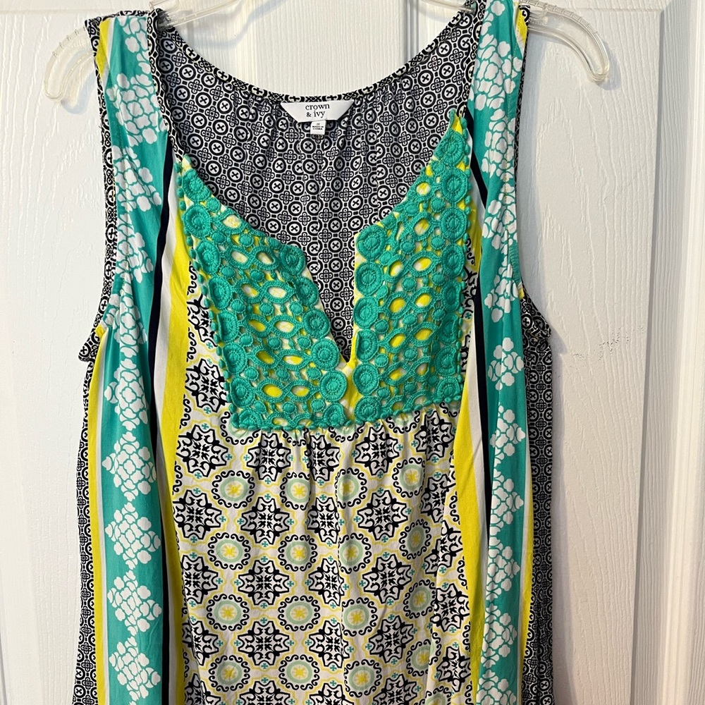 Women’s Crown & Ivy sleeveless embroidered blouse